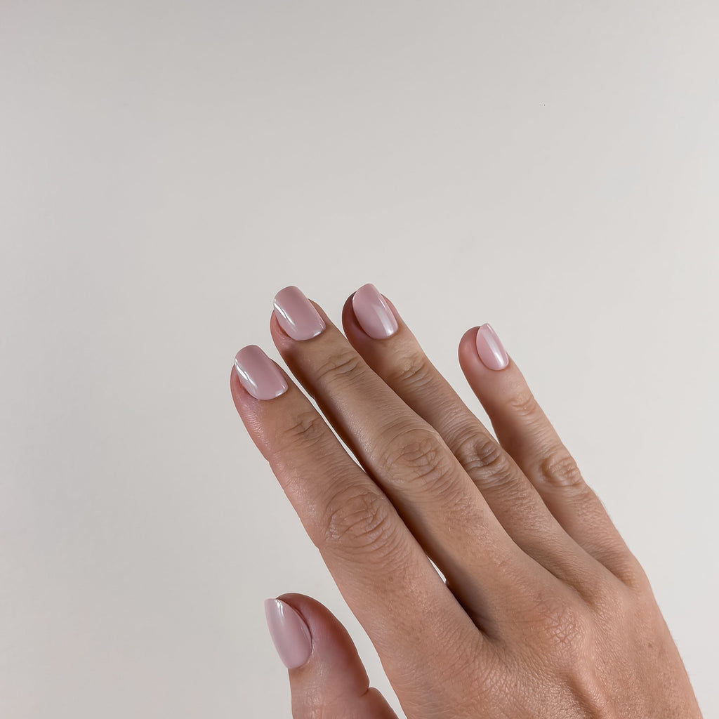 NU PÊCHE — La sobriété précieuse.