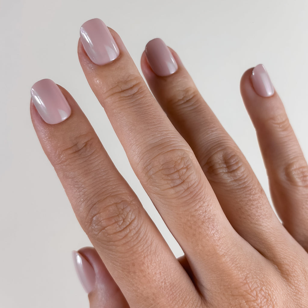 NU PÊCHE — La sobriété précieuse.