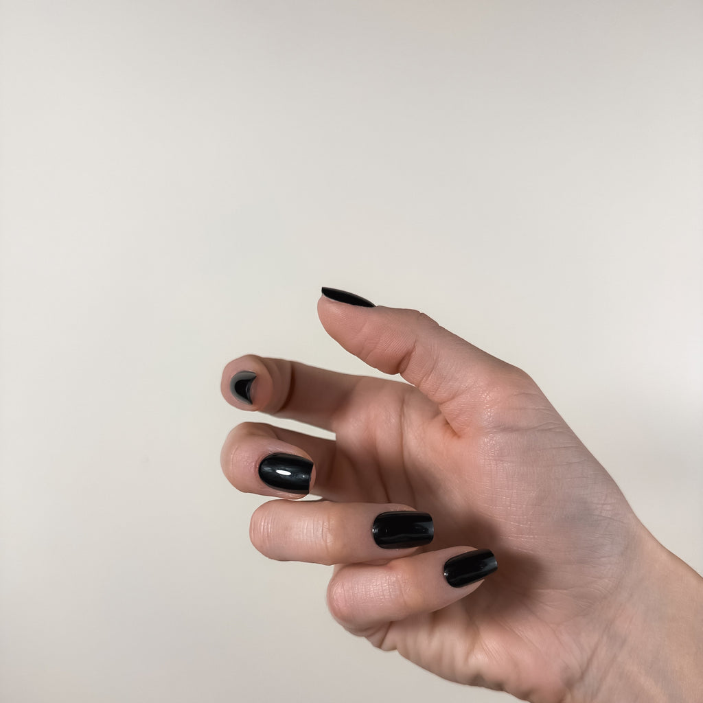 NOIR LAQUÉ — L’affirmation absolue