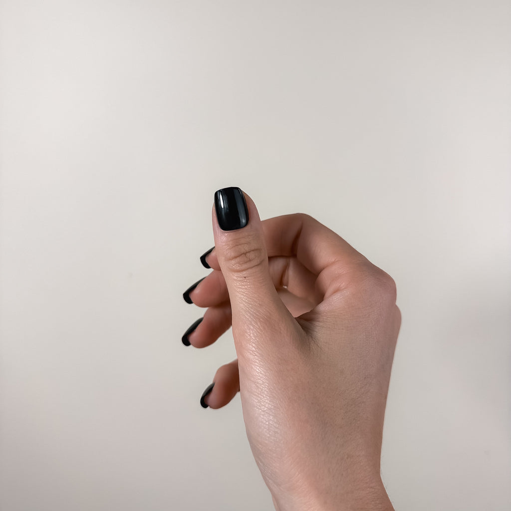 NOIR LAQUÉ — L’affirmation absolue