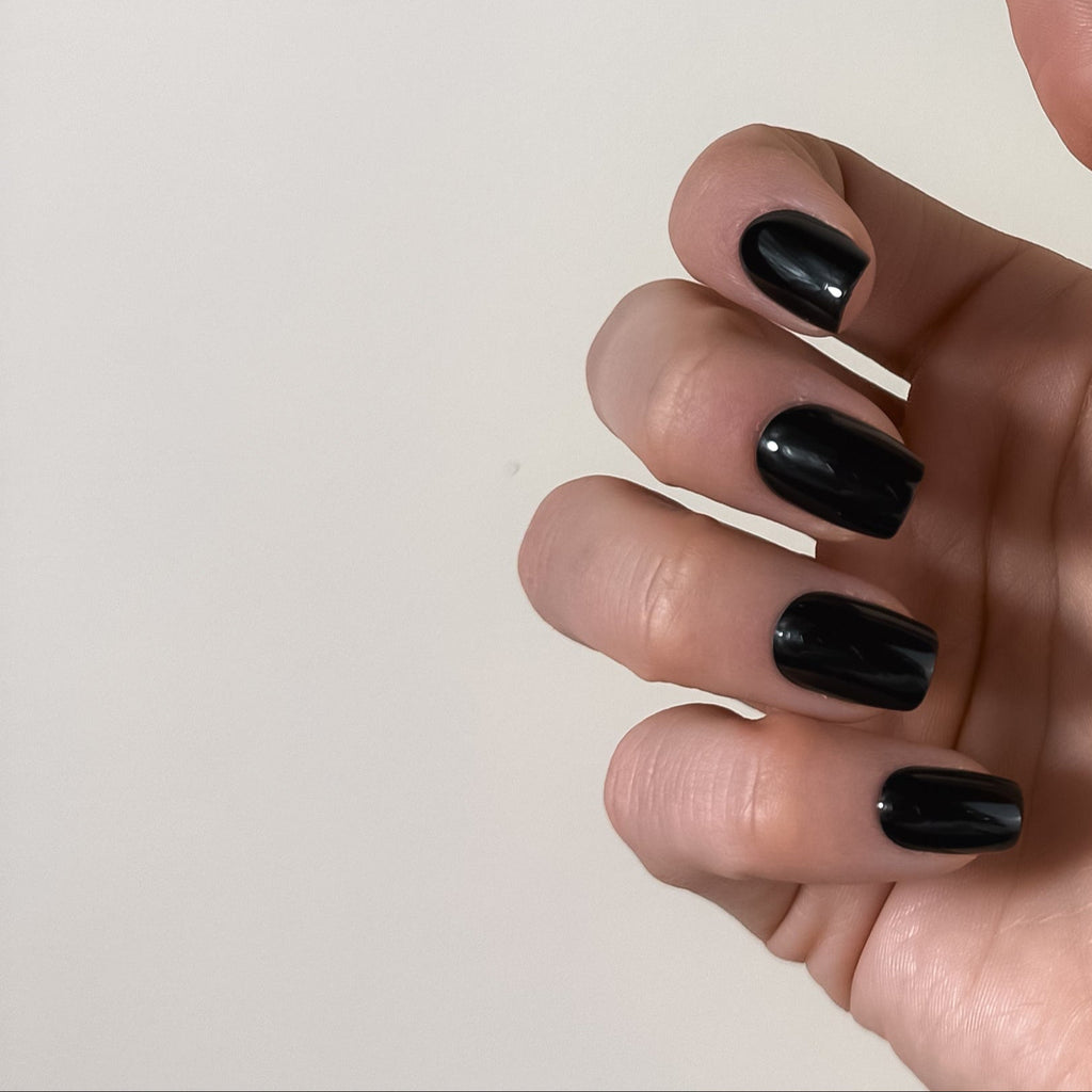 NOIR LAQUÉ — L’affirmation absolue