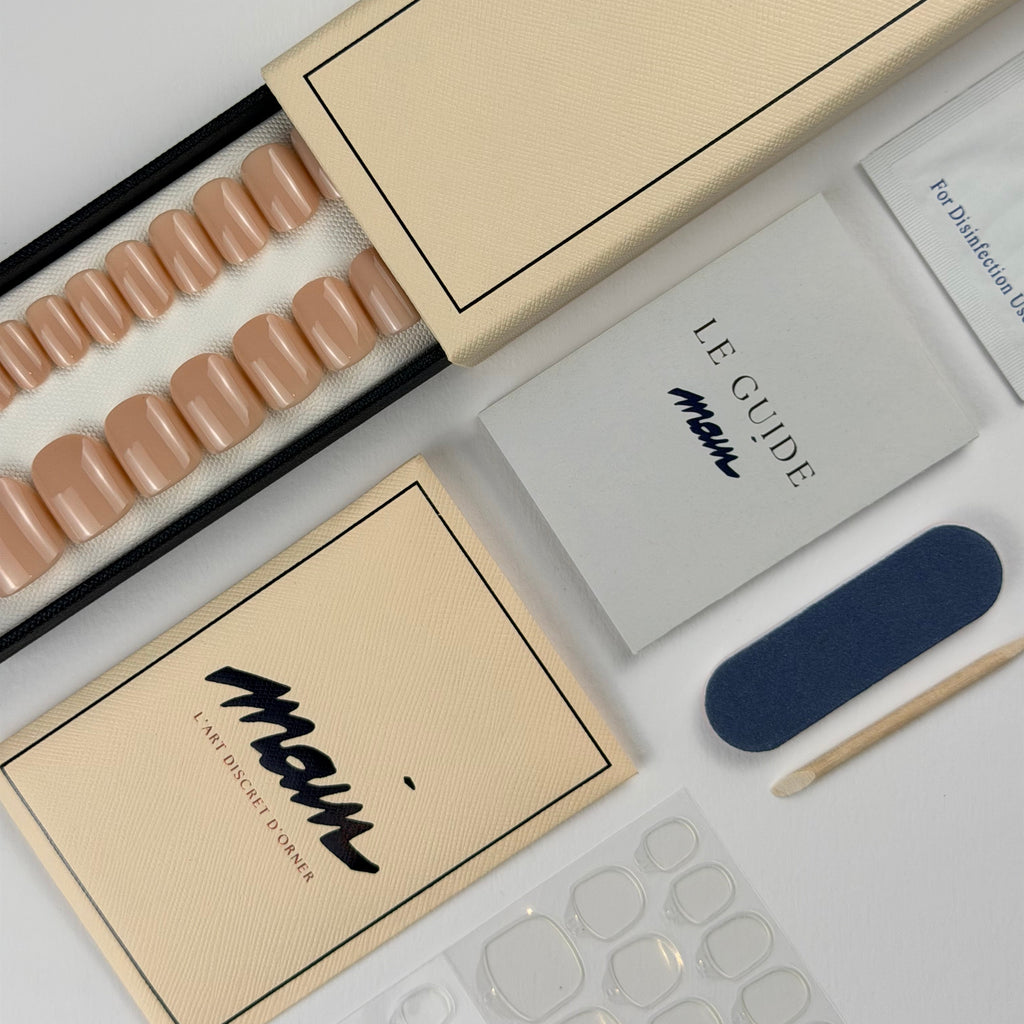 NU PÊCHE — La sobriété précieuse.