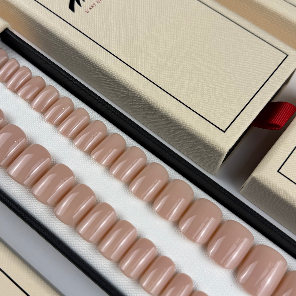 NU PÊCHE — La sobriété précieuse.