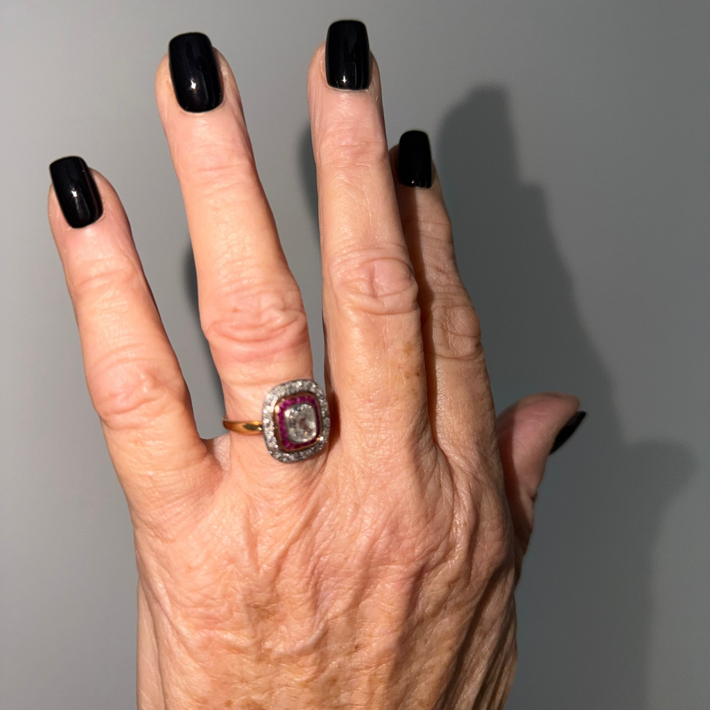 NOIR LAQUÉ — L’affirmation absolue